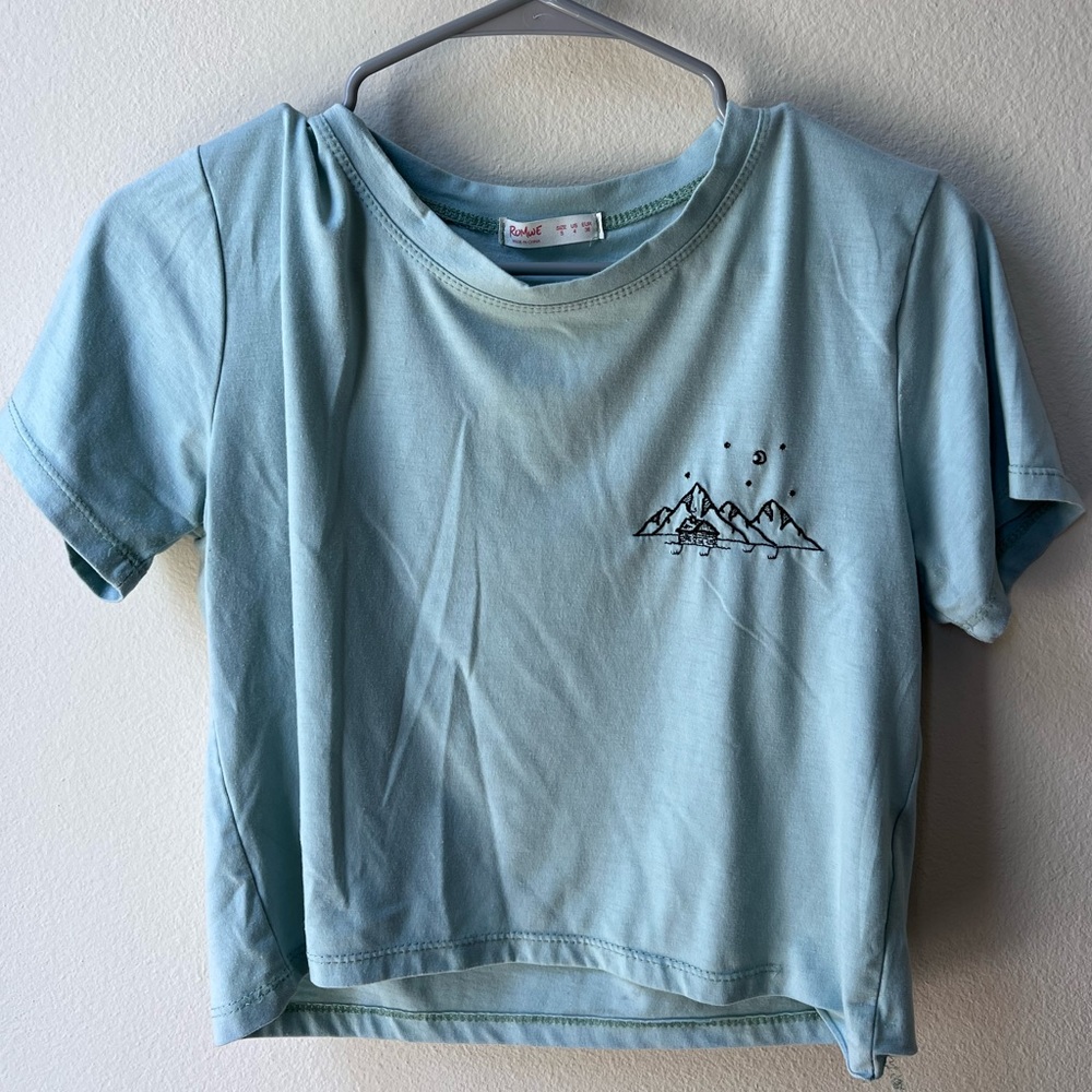 Cropped light blue tee